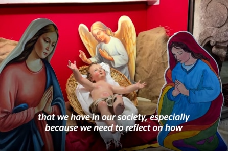 Ý: Linh mục thay Thánh Joseph để làm cảnh Giáng sinh đồng giới