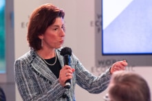 Bộ trưởng Raimondo: Công nghệ chip Huawei sử dụng còn kém Mỹ nhiều năm