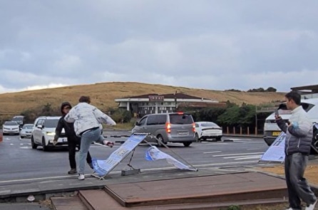 ĐCSTQ đứng sau vụ khách du lịch TQ phá điểm trưng bày của Pháp Luân Công ở Hàn Quốc