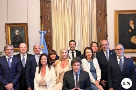 Tổng thống Argentina Milei ký lệnh xóa bỏ ½ số bộ trong ngày đầu nhậm chức