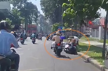 CSGT đạp vào người đi xe máy là đại úy, bị tạm đình chỉ