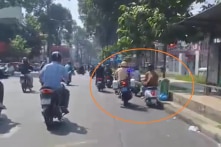 CSGT đạp vào mạn sườn người đi xe máy