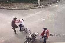 Một học sinh bị cha của bạn học ‘đón lõng’, đánh tổn thương nội sọ