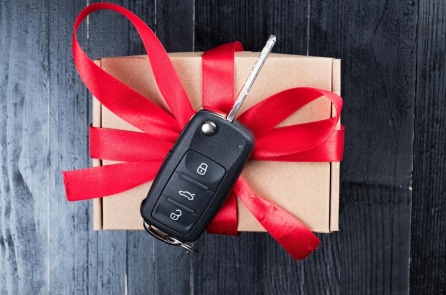 74 tuổi vẫn làm việc, cụ bà được Ông già Noel bí mật tặng một chiếc ô tô mới