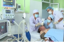 Công đoàn Y tế đề nghị tăng lương khởi điểm của bác sĩ
