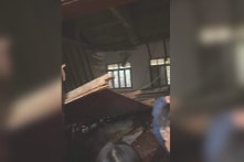 Trần gỗ trong lớp sập, học sinh tại Vinh nghi bị chấn thương sọ não, cột sống