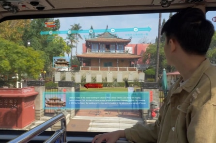 Cửa sổ xe thông minh hiển thị thông tin về địa điểm ven đường