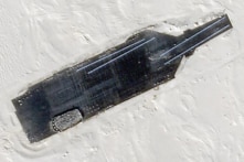 Vệ tinh Mỹ phát hiện Trung Quốc mô phỏng tàu sân bay USS Ford ở sa mạc Tân Cương