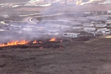 Dung nham núi lửa Iceland chảy vào làng chài, người dân sơ tán khẩn cấp