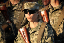 Ukraine mua 50.000 quân phục nữ, cân nhắc yêu cầu phụ nữ nhập ngũ