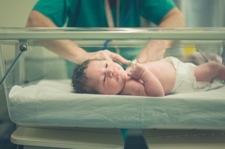 Bé sơ sinh bị mẹ bỏ rơi trong thùng rác được giải cứu kịp thời