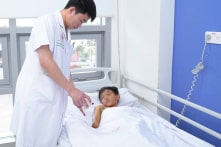 Bé trai 12 tuổi đứt ngón, dập nát bàn tay do nổ pháo tự chế