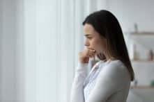 Làm sao để đối phó với sự lo lắng kéo dài? Chuyên gia đưa ra 5 lời khuyên