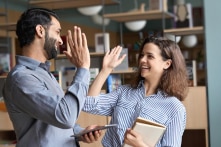 Muốn biết nhân phẩm của một người, hãy nhìn vào thái độ của họ đối với mọi việc