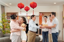 Giúp bạn ghi điểm với những nguyên tắc nằm lòng này khi tặng quà Tết