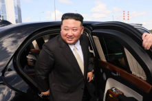 Tổng thống Putin tặng nhà lãnh đạo Kim Jong-un xe ô-tô hạng sang