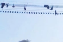 TQ: Lật cầu cáp treo, nhiều du khách bị “treo ngược” trên không [VIDEO]