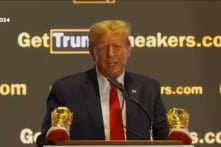 Ông Trump ra mắt giày thể thao trị giá 400 USD, bán hết trong vài giờ