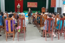 Gà giống hỗ trợ cho người nghèo: 330 con được nuôi ở nhà chủ tịch xã