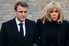 Tổng thống Macron lần nữa bác bỏ tin đồn về giới tính của vợ mình