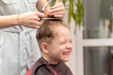 Góc đáng yêu: Tiếng cười giòn tan của cậu bé khiến mọi người đều cười theo