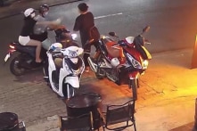 [Video] Đôi nam nữ tạt nước pha ớt vào mặt nữ nhân viên