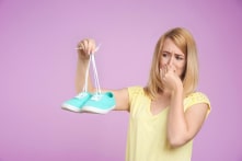 Làm thế nào để khử mùi hôi giày? 5 mẹo khử mùi hôi chỉ sau một đêm