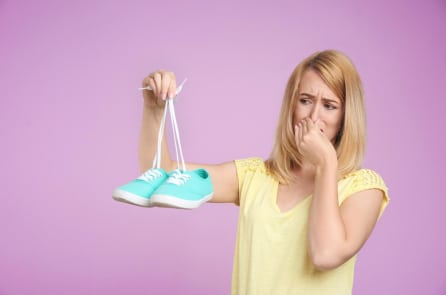 Làm thế nào để khử mùi hôi giày? 5 mẹo khử mùi hôi chỉ sau một đêm