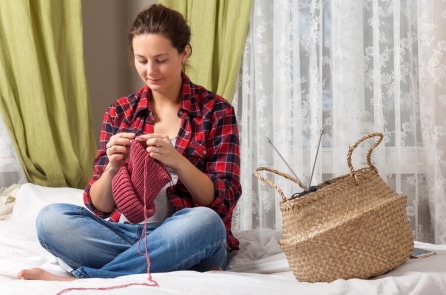 Cô giáo đan mũ len cho học sinh dựa vào bản vẽ của từng em