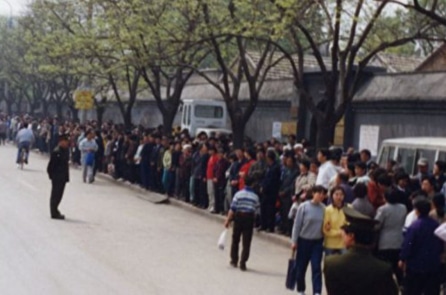 Cuộc thỉnh nguyện ôn hòa của hơn 10.000 người khiến công an TQ cảm động