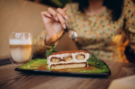 Cô gái trẻ dị ứng sữa qua đời vì ăn bánh tiramisu thuần chay