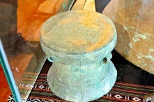 Cán bộ ngân hàng ở Gia Lai lấy 2 hiện vật cổ đã mang trả lại