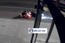 [VIDEO] Kẻ cướp giật túi xách, bé trai 19 tháng tuổi ngã nhào cùng mẹ