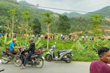 Hai chị em bị xe goòng đường sắt tông tử vong