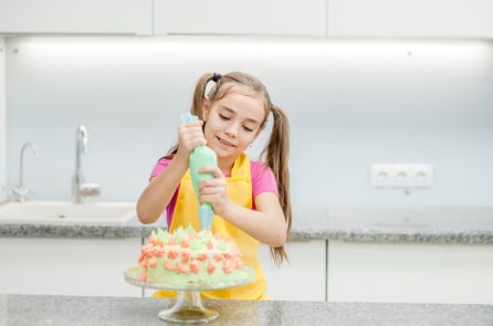 Cô bé 3 tuổi học nướng bánh, 9 tuổi bắt đầu tự kinh doanh