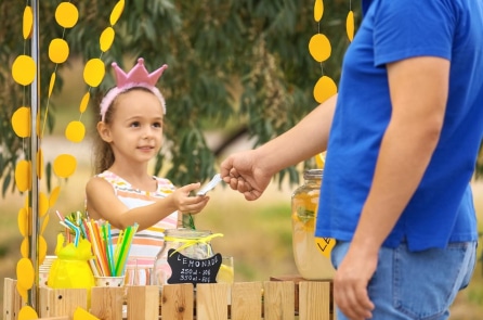 Cô bé 7 tuổi bán nước chanh kiếm tiền mua bia mộ cho mẹ