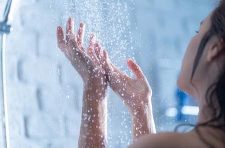 Tắm vào buổi sáng hay buổi tối sẽ tốt hơn?