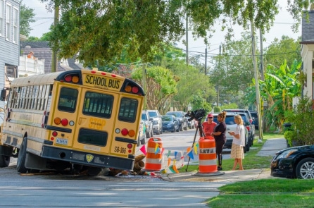 Học sinh trường kỹ thuật giúp tài xế sửa xe buýt hỏng bên đường