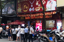 Người dân đổ xô đi mua vàng, nhiều tiệm vàng thông báo “cháy hàng”