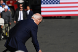 Tổng thống Joe Biden vấp ngã