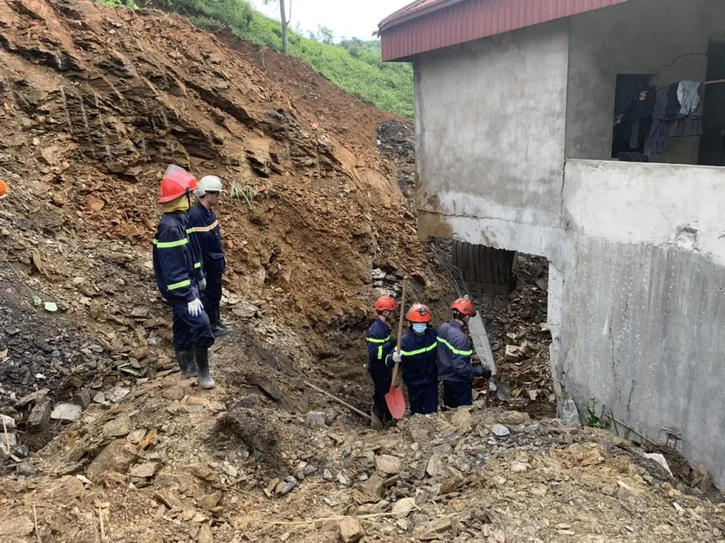 gia dinh 3 nguoi bi vui lap trong tran sat lo o bac kan 1