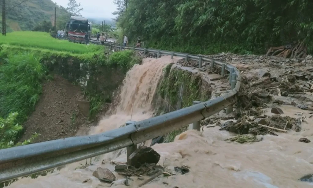 sat lo trong mua lon o yen bai taluy sap de vao nha dan