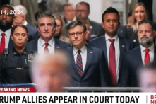 Ông Mike Johnson, ông Vivek Ramaswamy tham gia cùng ông Trump tại tòa hôm 14/5