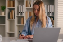 Bí quyết loại bỏ cơn tức giận: Viết nó ra giấy rồi vứt vào thùng rác