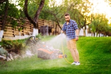 Tưới nước kiểu này cho sân cỏ sẽ khiến rêu mọc không ngừng
