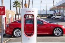 Người phụ nữ mắc kẹt trong xe Tesla, chốt cửa ẩn trở thành cọng rơm cứu mạng