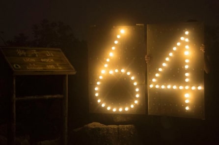 Người Hồng Kông thắp sáng biển hiệu kỷ niệm Thảm sát Thiên An Môn trên Lion Rock