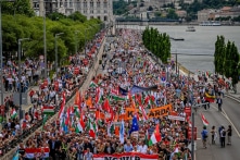 Biểu tình phản chiến quy mô lớn ở thủ đô Budapest, Hungary