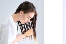 Nếu bạn bị rụng tóc sau khi gội đầu thì hãy thử áp dụng 6 mẹo hữu ích này