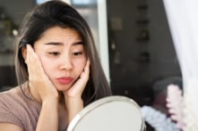 Tại sao mặt bị sưng tấy sau khi thức dậy vào buổi sáng? Làm cách nào để cải thiện?